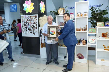 ASAN VİZAya müraciət edən 100 yaşlı turist ASAN xidmət mərkəzinin fəaliyyəti ilə tanış olub