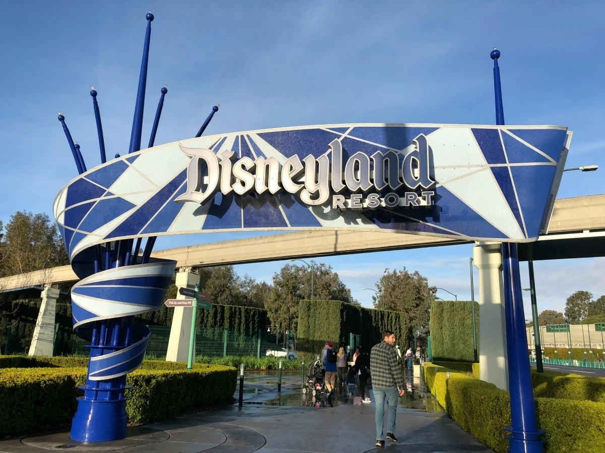 Компания Disney закрывает свои объекты из-за коронавируса