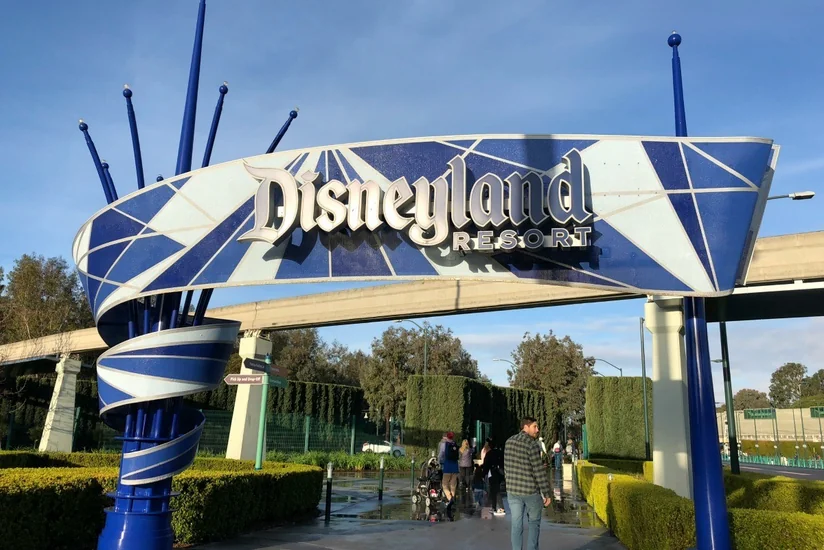 Компания Disney закрывает свои объекты из-за коронавируса