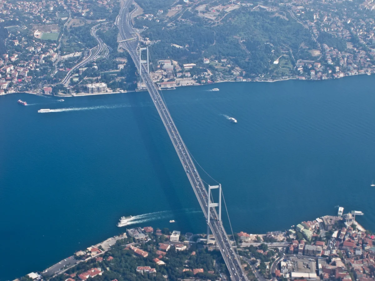 Türkiyə tankerlər üçün Bosfor boğazını bağlayıb