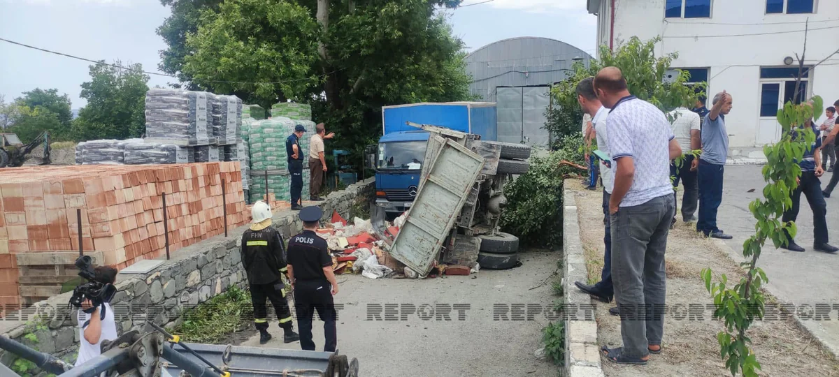 Şəkidə Zil aşıb, sürücü özünü maşından atmaq istəyərkən ölüb