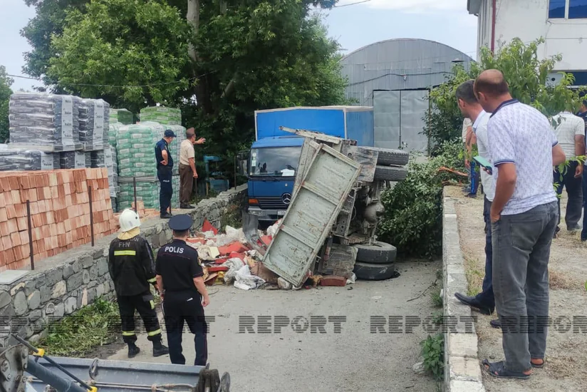 В Шеки перевернулся ЗИЛ, водитель погиб при попытке выбраться из машины