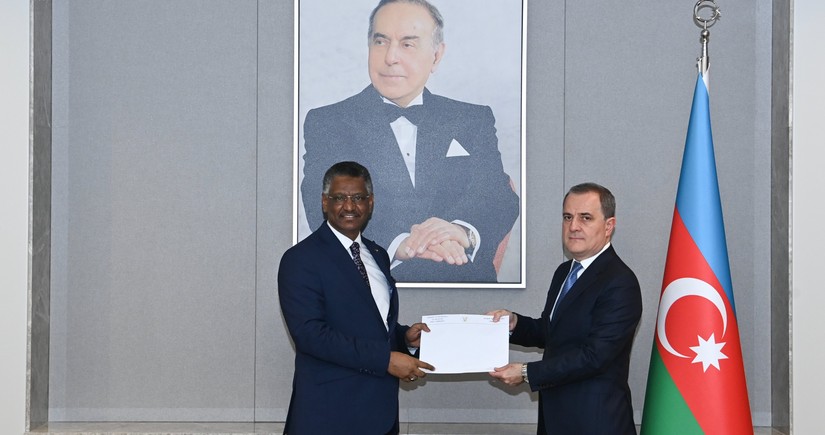 Incoming ambassador of Sudan presents copy of his credentials to Azerbaijani FM