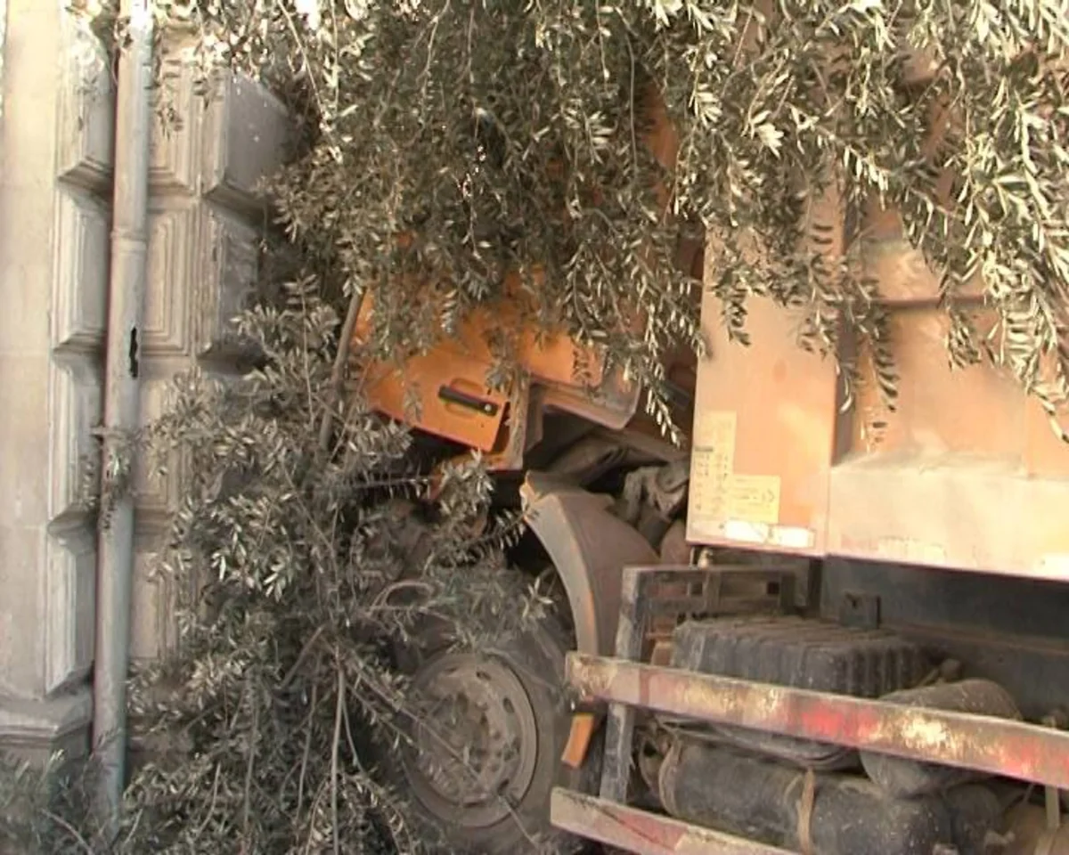 Bakıda sərxoş sürücü yük maşını ilə 7 avtomobili əzib - FOTOLAR