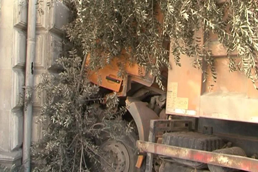 Bakıda sərxoş sürücü yük maşını ilə 7 avtomobili əzib - FOTOLAR