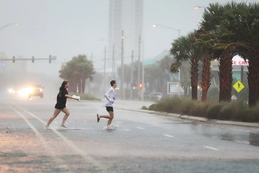 Filippində təbii fəlakət: 16 nəfər ölüb, 390 min sakin təxliyə edilib