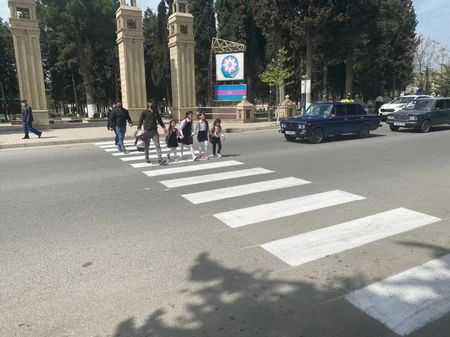Polis Ağsuda piyadaları və sürücüləri cərimələdi