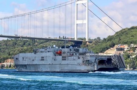Американский десантный корабль вошел в Черное море