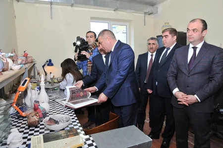 Abşeronda çini və saxsıdan keramik hədiyyələr istehsal edən fabrik istifadəyə verilib