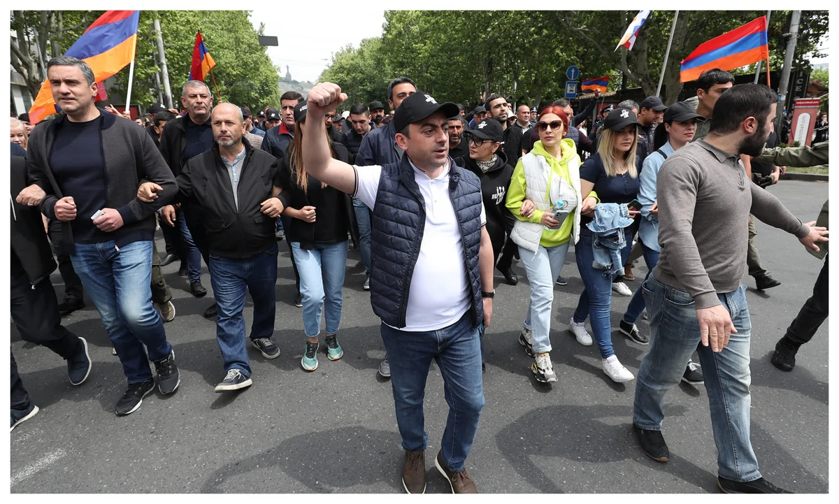 Сторонники оппозиции блокировали здание мэрии Еревана