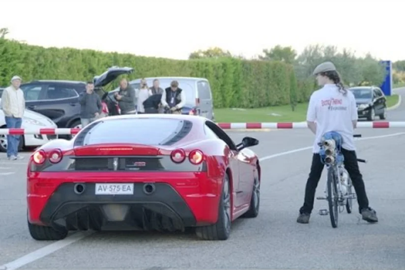 ​Fransalı velosipedçi 333 km/saat sürət yığaraq Ferrarini geridə qoyub