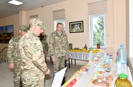 İlham Əliyev MN-in komando hərbi hissələrinin birində yaradılan şəraitlə tanış olub, hərbi hissəyə Döyüş bayrağını təqdim edib