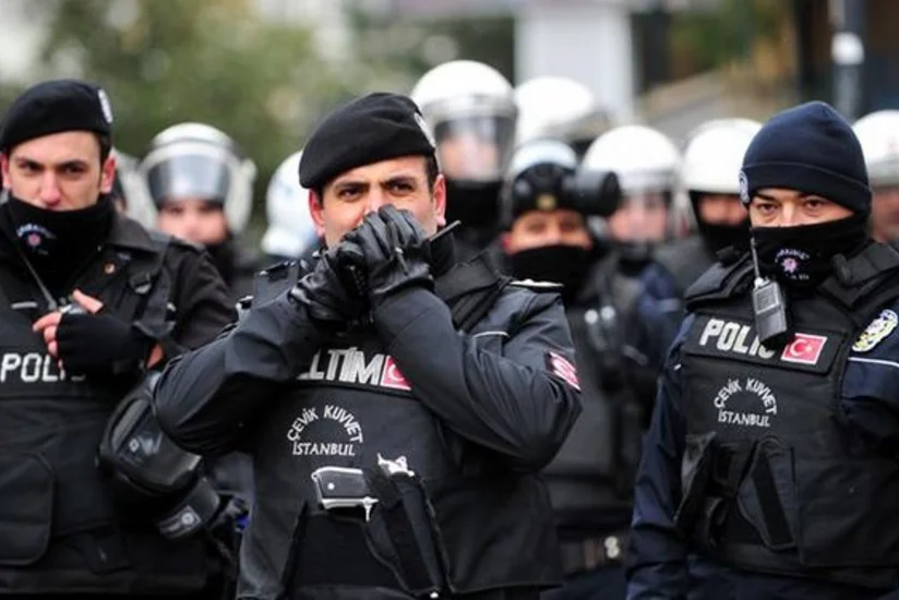 ​СМИ: предполагаемый боевик ИГИЛ подорвался во время рейда в Турции