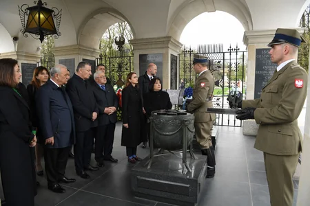 Sahibə Qafarova Varşavada “Naməlum əsgər” abidəsini ziyarət edib