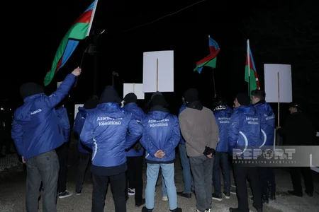 Участники акции протеста на дороге Ханкенди-Лачын исполняют патриотические песни