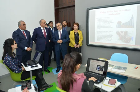 Təhsil naziri SABAH qrupları üçün yaradılan auditoriyada Açıq dərsi izləyib