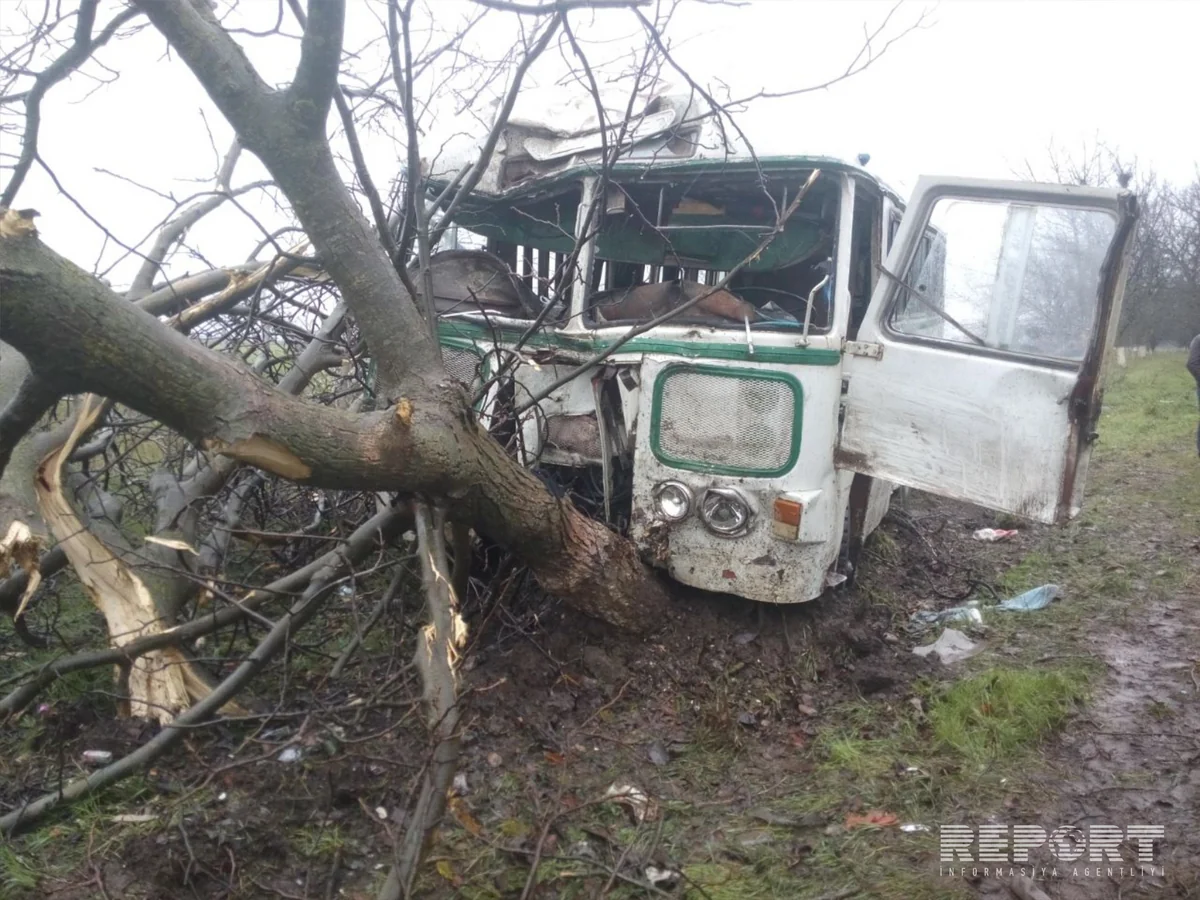 Qubada sərnişin avtobusu qəzaya düşüb, 15 nəfər xəsarət alıb - FOTO