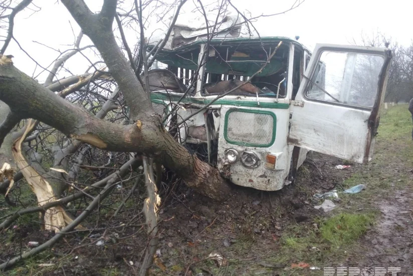 Qubada sərnişin avtobusu qəzaya düşüb, 15 nəfər xəsarət alıb - FOTO