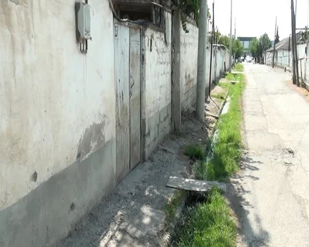 Kürdəmirin mərkəzində antisanitariya: sakinlər kanalizasiya probleminin həllini gözləyir - REPORTAJ