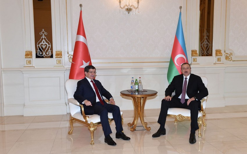 Prezident İlham Əliyevlə Əhməd Davudoğlunun təkbətək görüşü olub