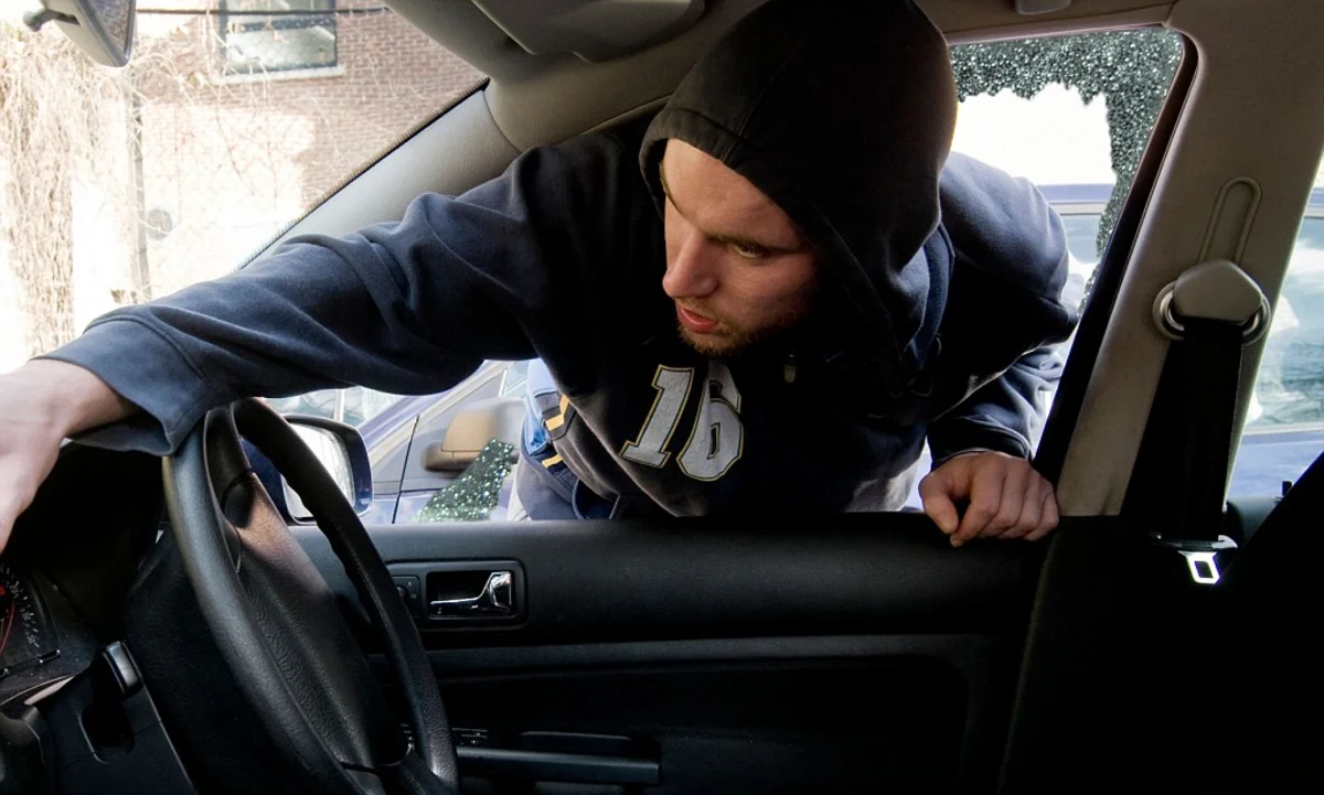 Bakıda avtomobildən 17 min manat pul oğurlanıb