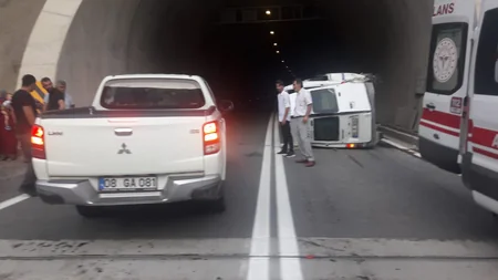 Türkiyədə avtobus aşıb, 15 nəfər yaralanıb