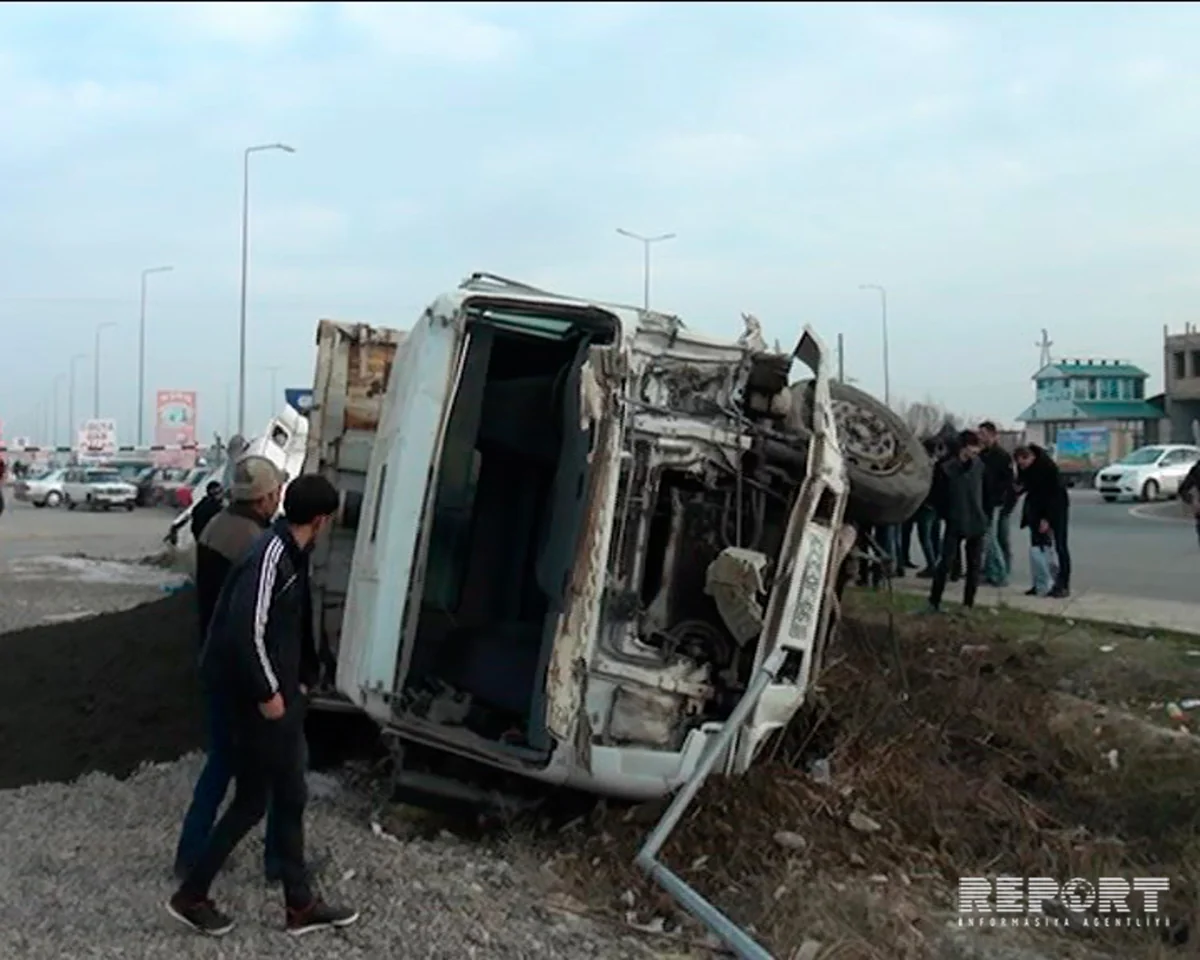Bakı-Qazax magistralında iki yük maşını toqquşub, biri dərəyə aşıb - FOTO