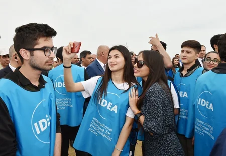 Prezident İlham Əliyev ulu öndər Heydər Əliyevin doğum gününə həsr olunan ağacəkmə aksiyasında iştirak edib - YENİLƏNİB