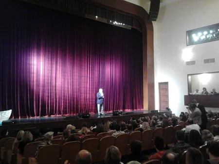 Rus Dram Teatrında Blisslər ailəsi eksentrik komediyasının premyerası olub