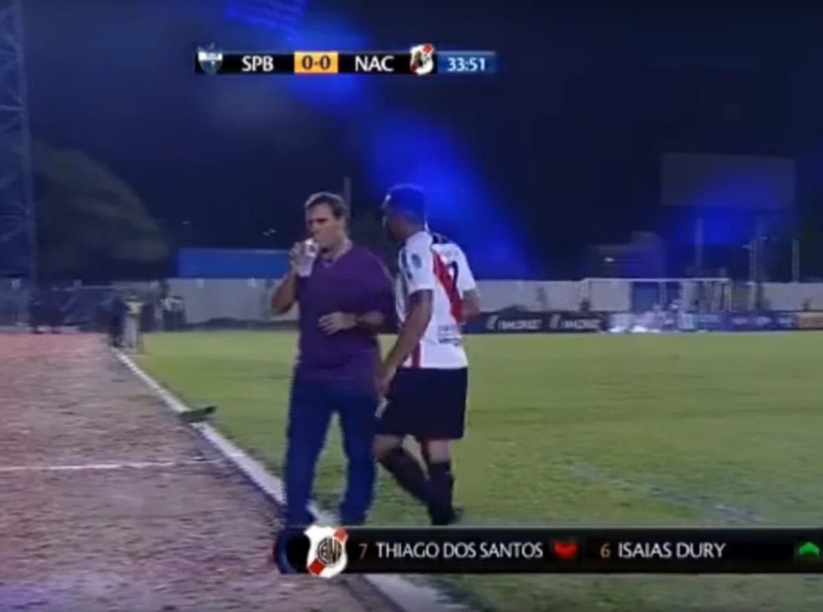 Boliviyada əvəzlənməsinə etiraz edən futbolçu baş məşqçiyə hücum çəkib - VİDEO