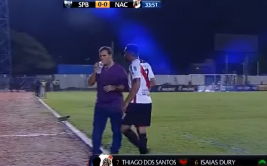 Boliviyada əvəzlənməsinə etiraz edən futbolçu baş məşqçiyə hücum çəkib - VİDEO