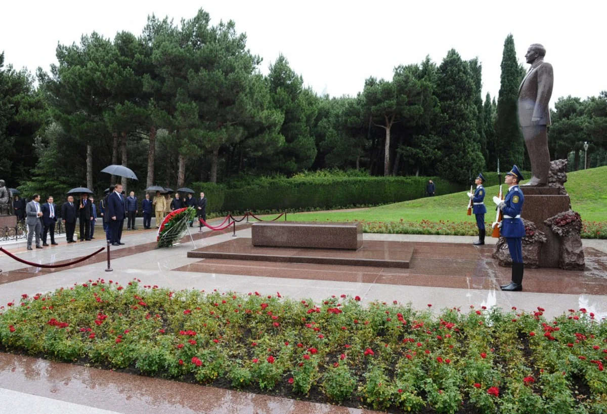 Pakistani Prime Minister pays tribute to national leader Heydar Aliyev and Azerbaijani martyrs