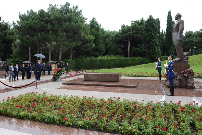 Pakistanın baş naziri ümummilli lider Heydər Əliyevin məzarını və Şəhidlər xiyabanını ziyarət edib