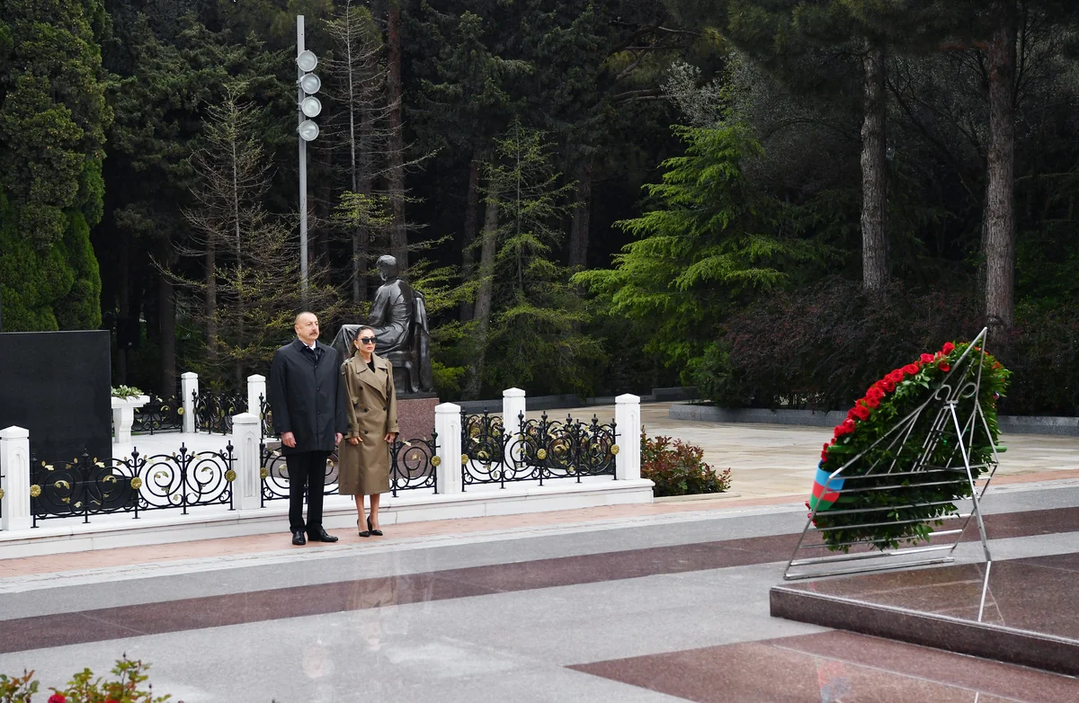 President Ilham Aliyev, first lady Mehriban Aliyeva visit Alley of Honors