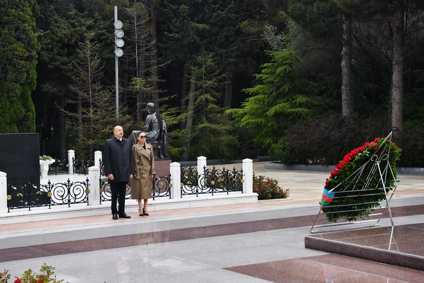 Prezident İlham Əliyev və Mehriban Əliyeva ulu öndər Heydər Əliyevin məzarını ziyarət ediblər