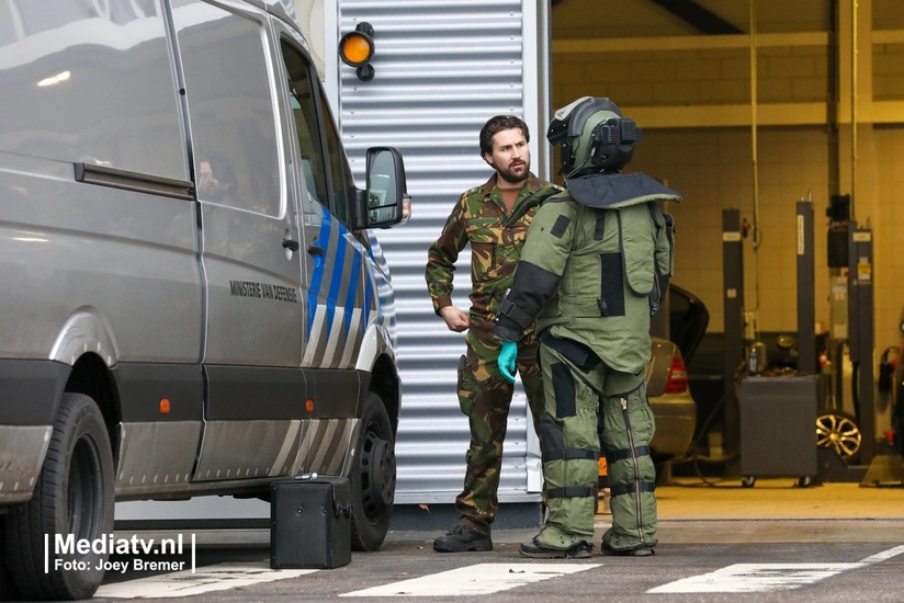 Niderlandda bir neçə şirkət içərisində partlayıcı qurğu olan bağlama alıb - FOTO