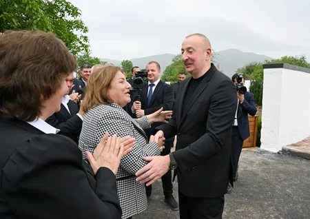 İlham Əliyev və Mehriban Əliyeva Xocalı şəhərinə köçən sakinlərlə görüşüblər - YENİLƏNİB