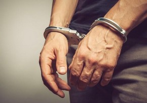 Bakıda avtobusun şüşəsini sındırmaqla əmlaka zərər vuran şəxs saxlanılıb