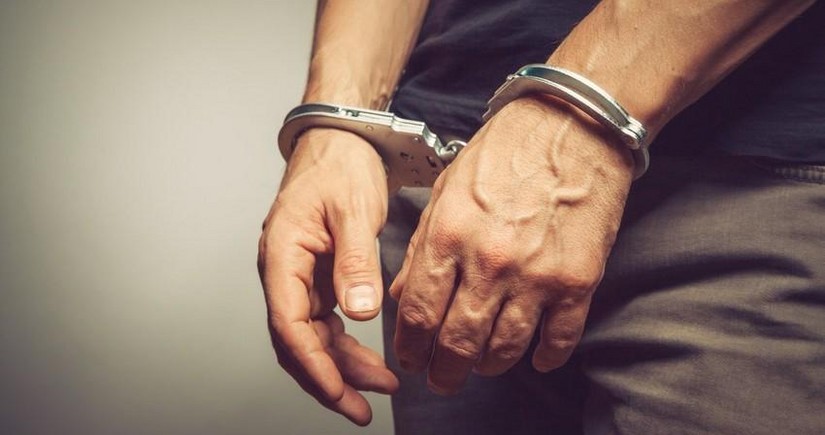 Bakıda avtobusun şüşəsini sındırmaqla əmlaka zərər vuran şəxs saxlanılıb