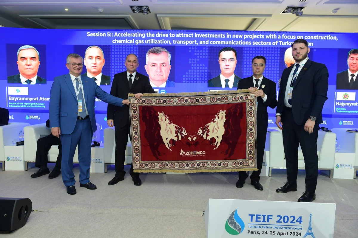Türkmənistanın dövlət nümayəndə heyətinə Azərbaycan xalçası hədiyyə edilib