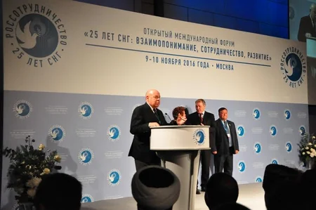 Reportun əməkdaşı Moskvada MDB-nin 25 illiyinə həsr olunan forumda mükafatlandırılıb - FOTO