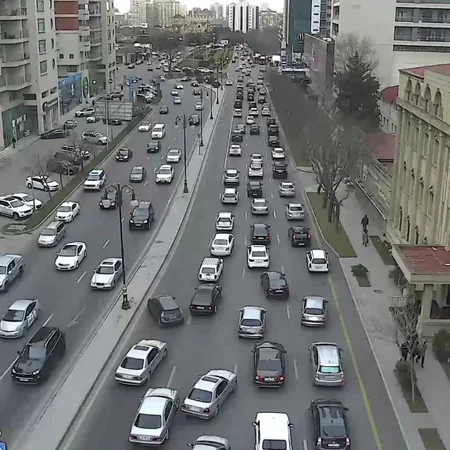 Bakının bir sıra yollarında nəqliyyat vasitələrinin sıxlığı yaranıb