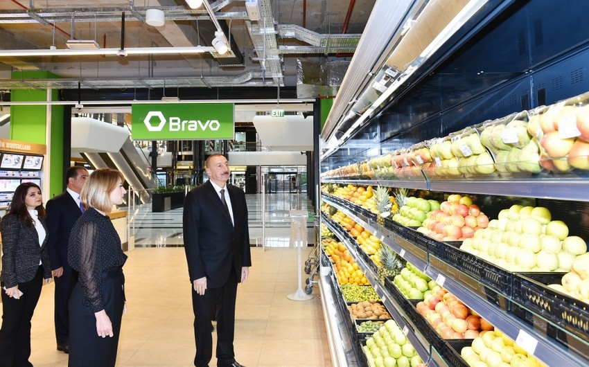 Prezident “Gəncə Mall” Ticarət Mərkəzində yaradılan şəraitlə tanış olub