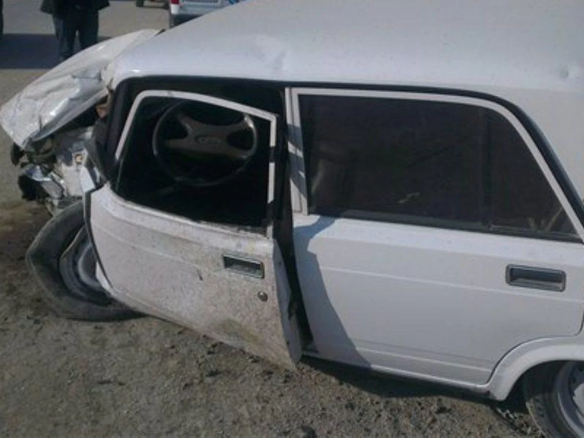 Bakıda “07” betona çırpılıb, sürücü ölüb