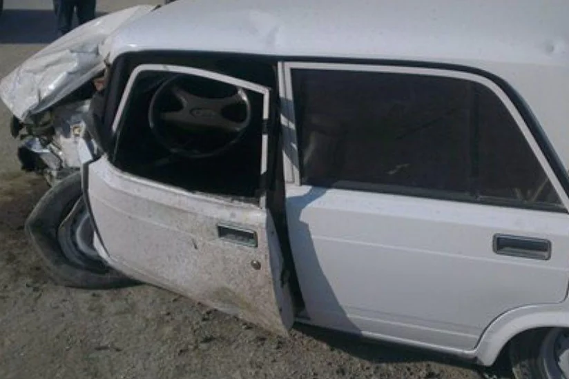 В Баку автомобиль врезался в бетонную преграду, водитель скончался