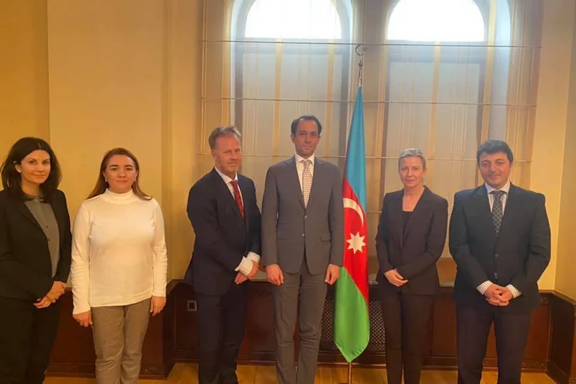 Tural Gəncəliyev isveçli diplomatlara işğaldan danışdı