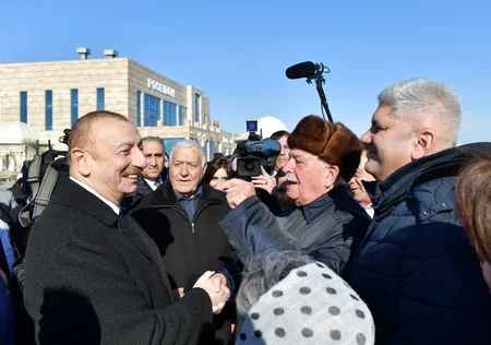 Prezident Sumqayıtın dənizkənarı bulvarında şəhərin sakinləri ilə görüşüb