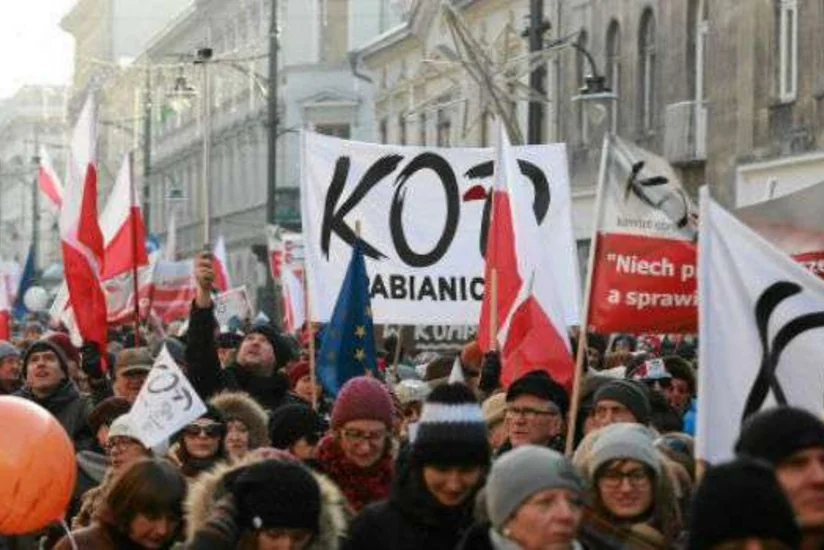 В Польше протестующие заблокировали выходы из здания парламента