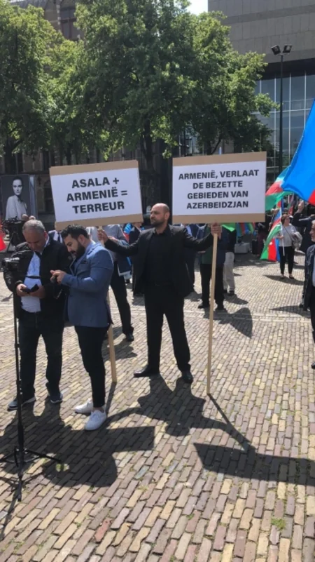 Azərbaycanlılar Niderland parlamentinin qarşısında Ermənistanın törətdiyi hərbi təxribatlara etiraz ediblər