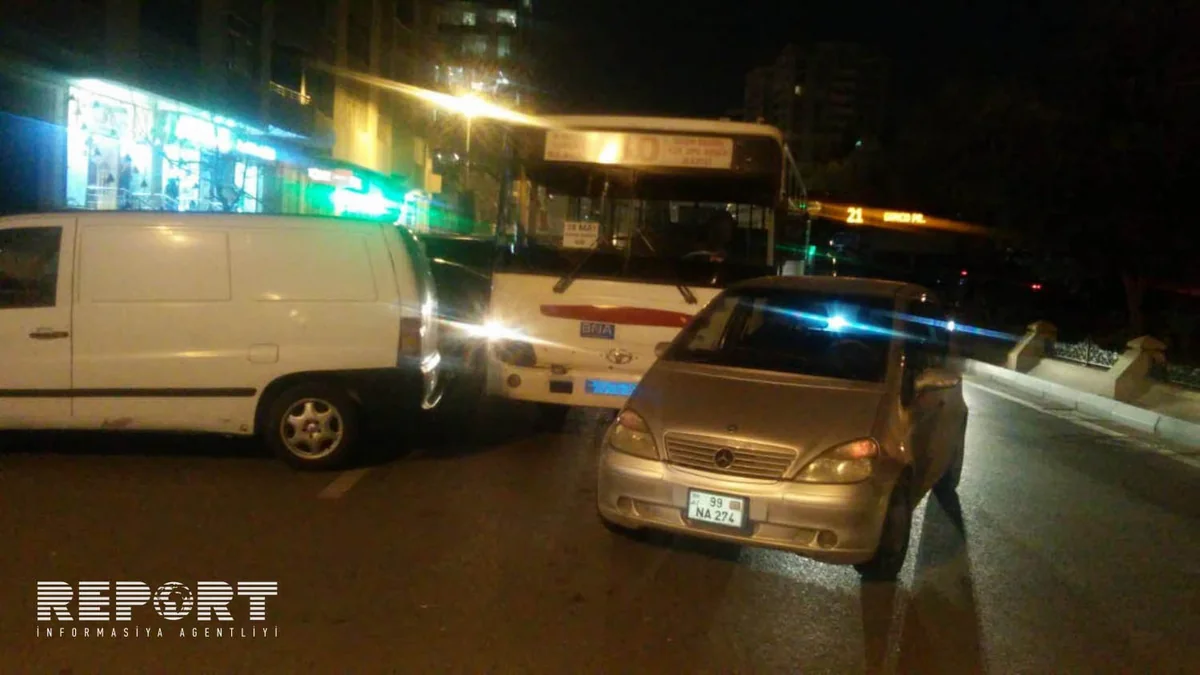 Bakıda marşrut avtobusu ilə minik avtomobili toqquşub - FOTO